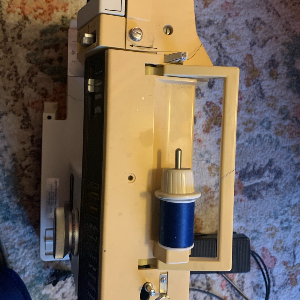 Singer sewing machine - Picture 3 of 4